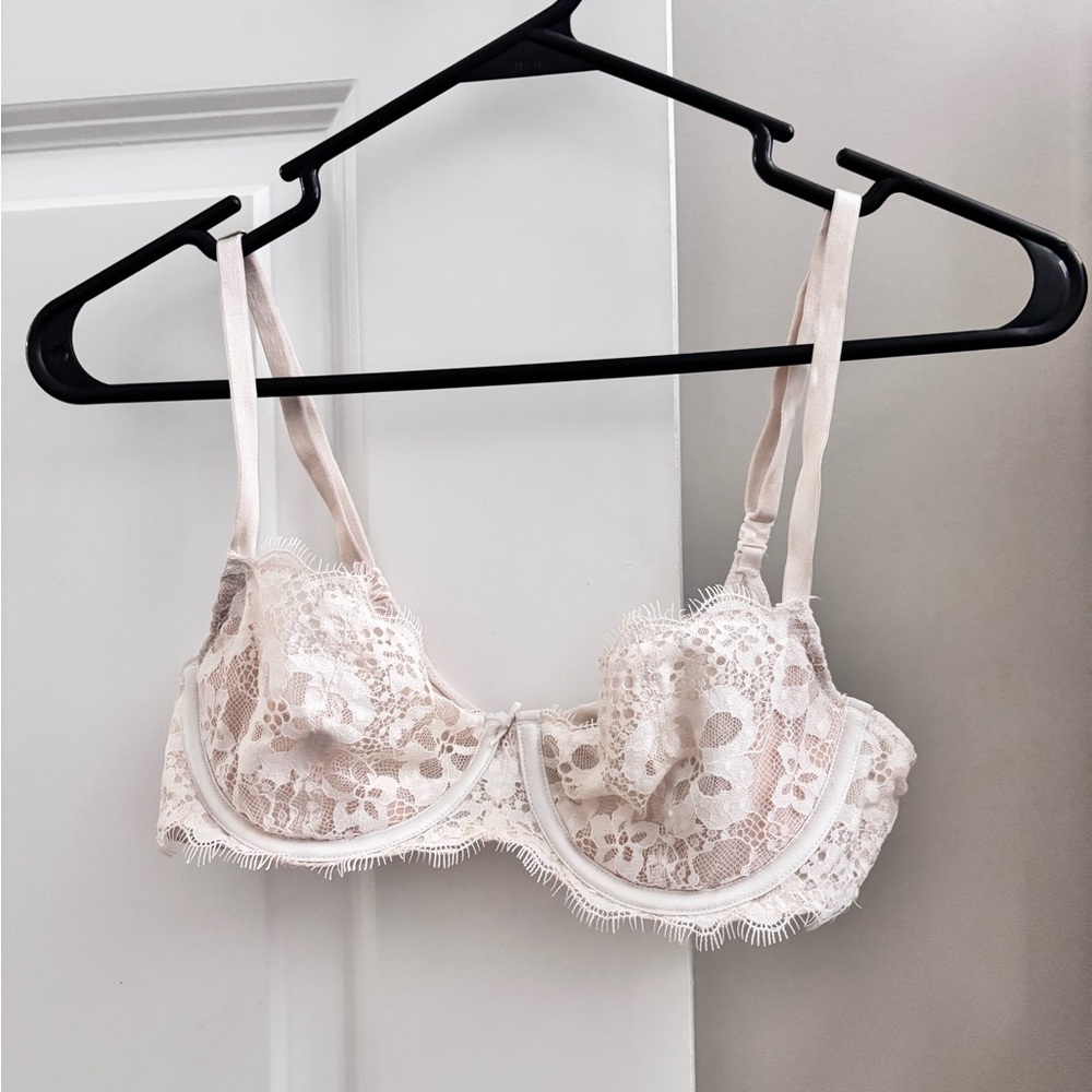 Victorias Secret - Cream Lace Bra